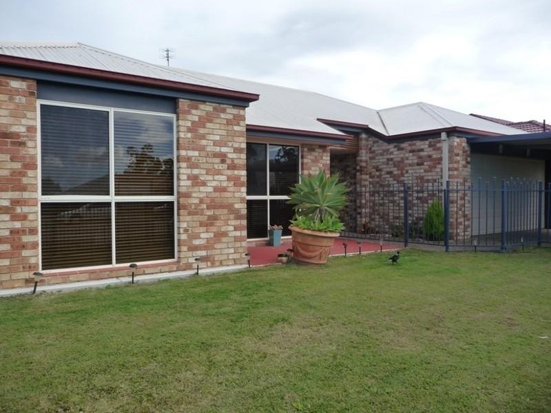 27 Manra Way, Pacific Pines QLD 4211