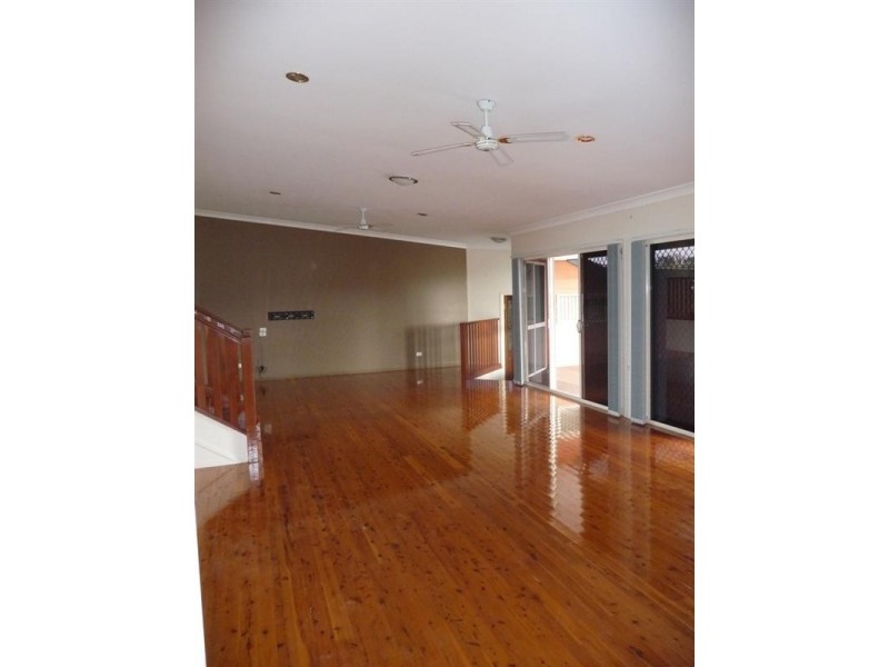 27 Manra Way, Pacific Pines QLD 4211