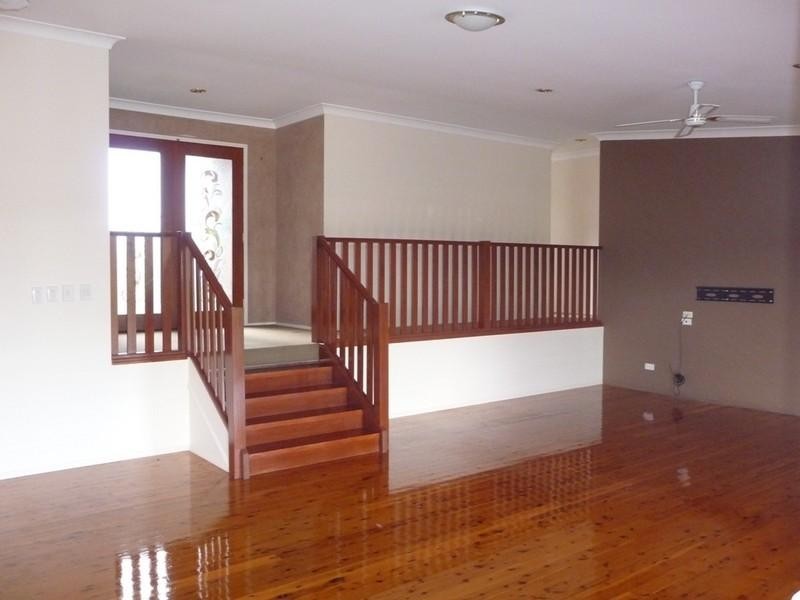 27 Manra Way, Pacific Pines QLD 4211