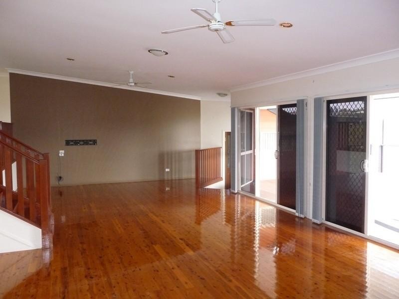 27 Manra Way, Pacific Pines QLD 4211