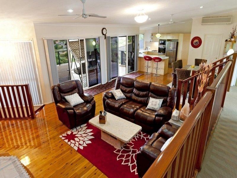 27 Manra Way, Pacific Pines QLD 4211