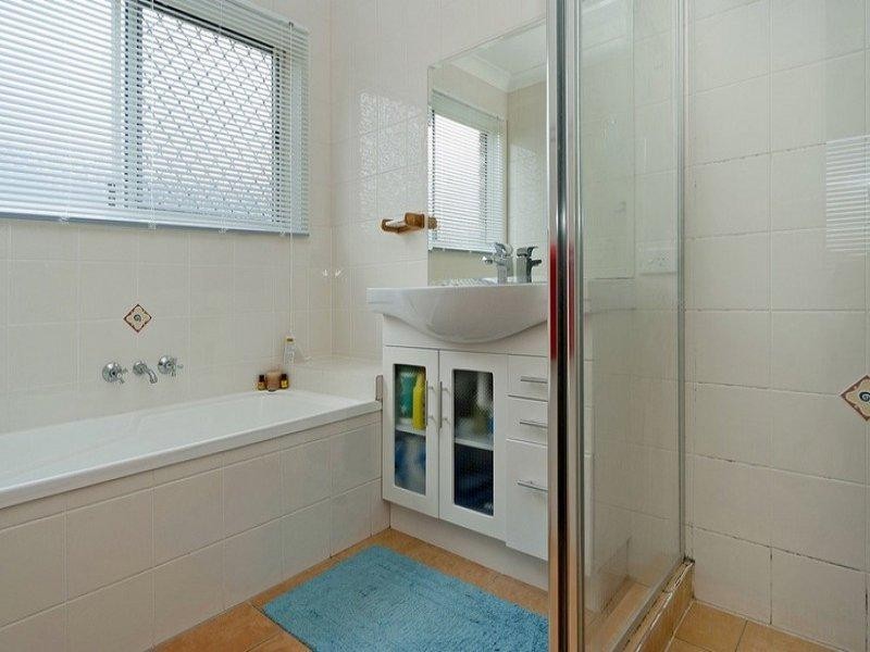 27 Manra Way, Pacific Pines QLD 4211