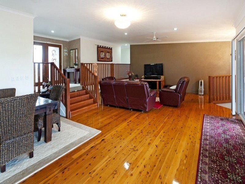 27 Manra Way, Pacific Pines QLD 4211