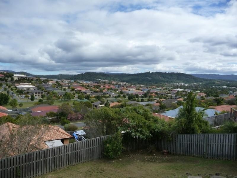 27 Manra Way, Pacific Pines QLD 4211