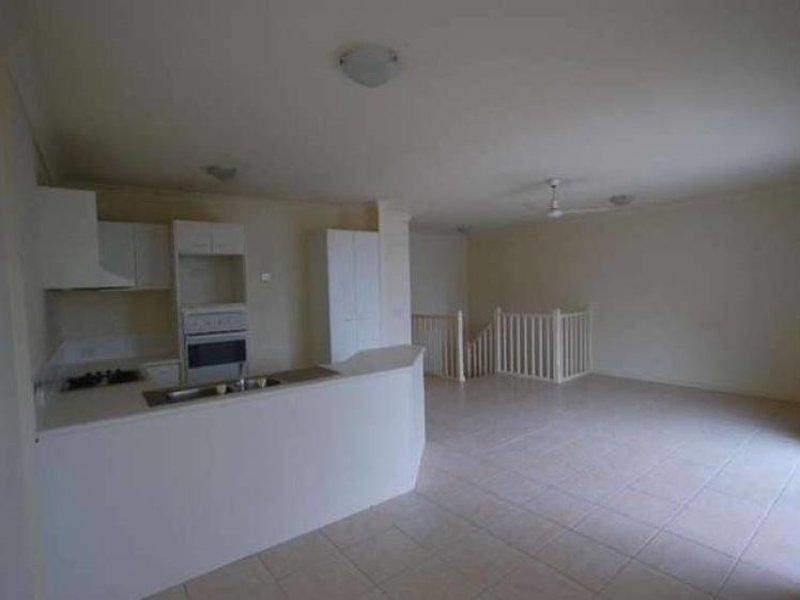 2/3 Arundel Drive, Arundel QLD 4214