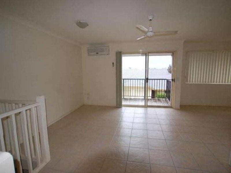 2/3 Arundel Drive, Arundel QLD 4214