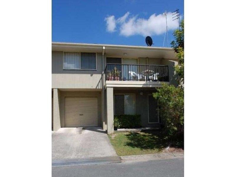 2/3 Arundel Drive, Arundel QLD 4214