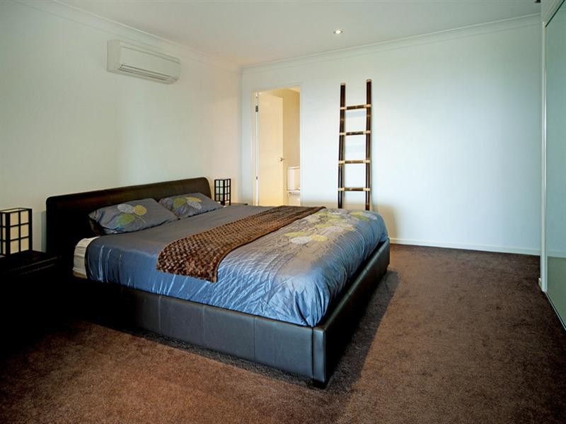 64 Castle Hill Drive South, Gaven QLD 4211