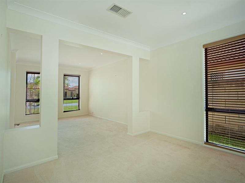 4 Parkwater Terrace, Helensvale QLD 4212