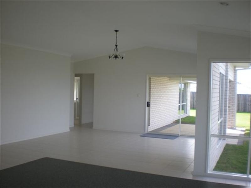 20 Laughlen Chase, Pacific Pines QLD 4211