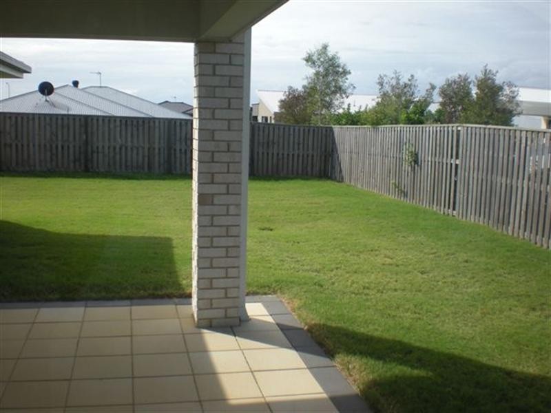 20 Laughlen Chase, Pacific Pines QLD 4211