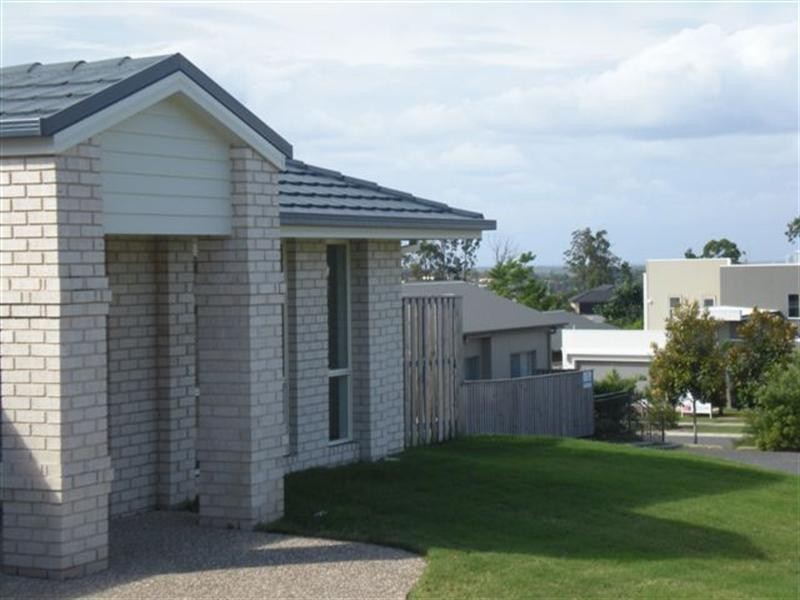 20 Laughlen Chase, Pacific Pines QLD 4211