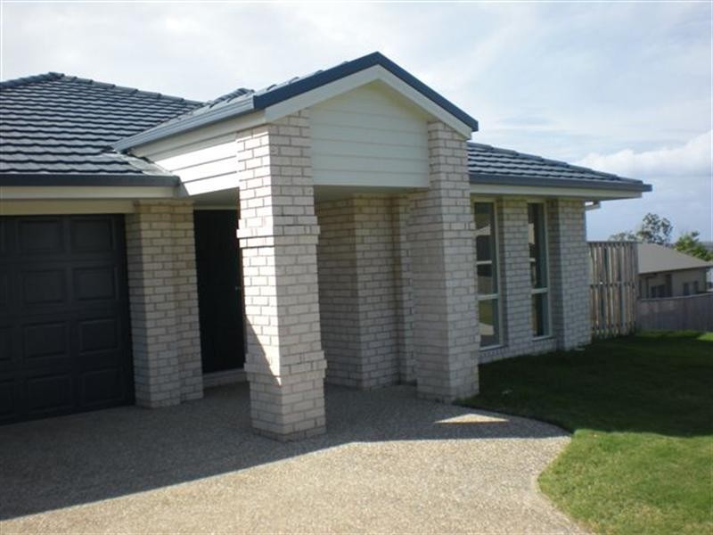 20 Laughlen Chase, Pacific Pines QLD 4211