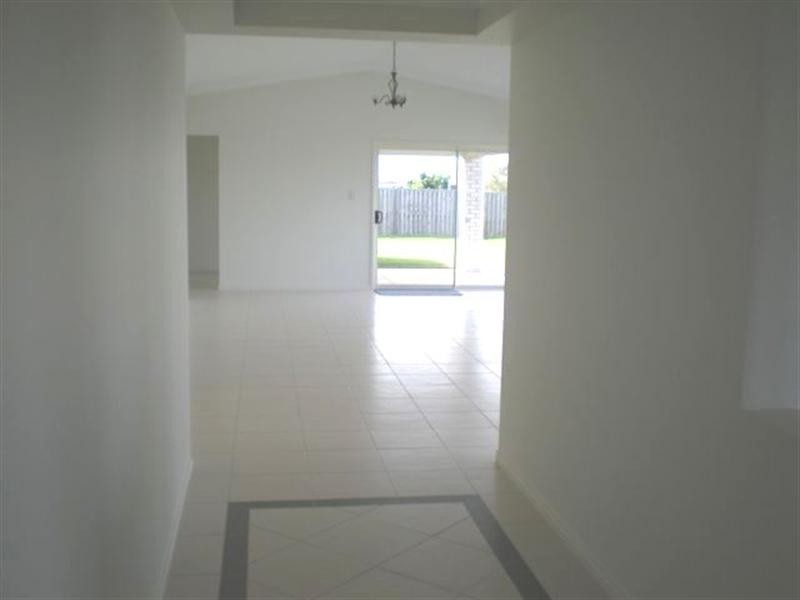 20 Laughlen Chase, Pacific Pines QLD 4211