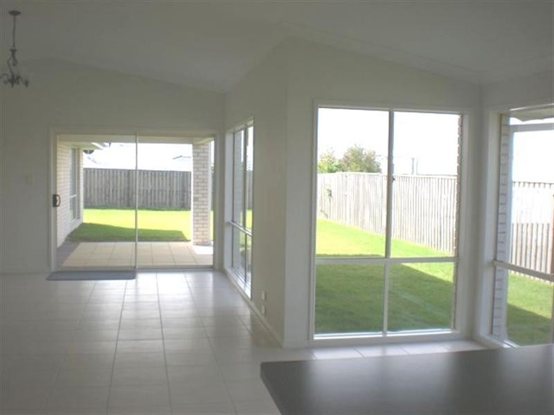 20 Laughlen Chase, Pacific Pines QLD 4211