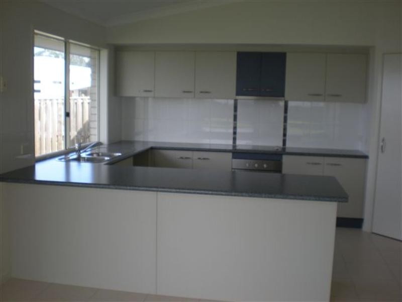 20 Laughlen Chase, Pacific Pines QLD 4211