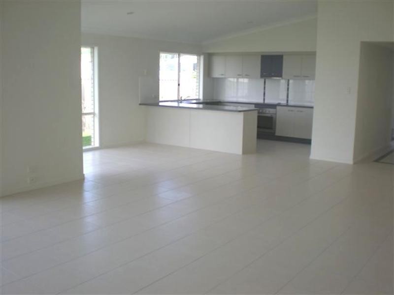 20 Laughlen Chase, Pacific Pines QLD 4211