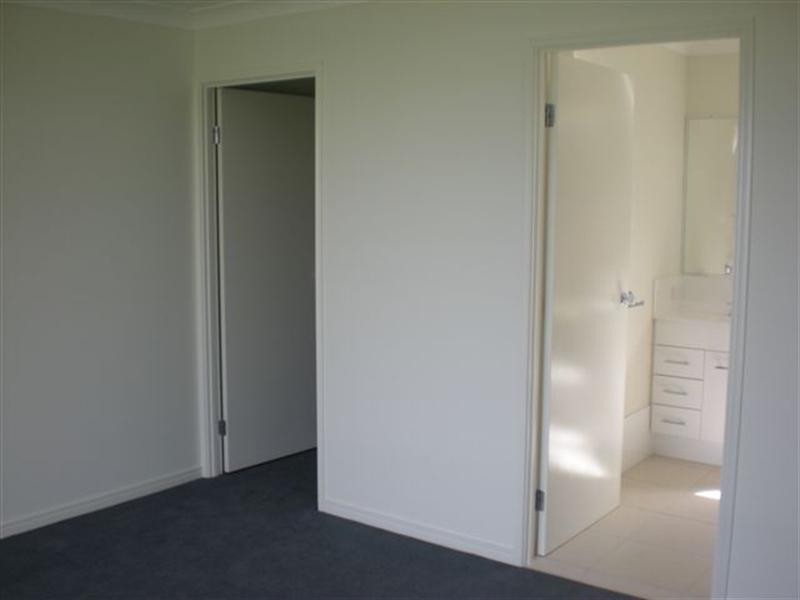 20 Laughlen Chase, Pacific Pines QLD 4211