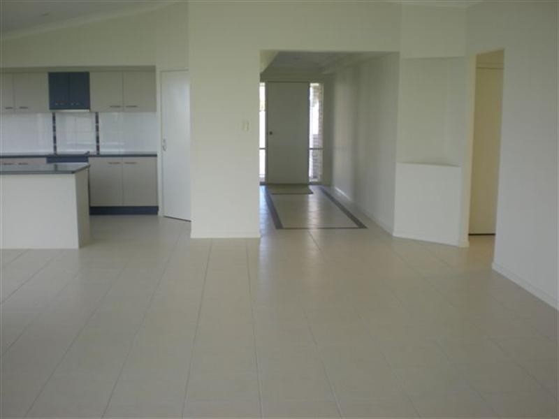 20 Laughlen Chase, Pacific Pines QLD 4211