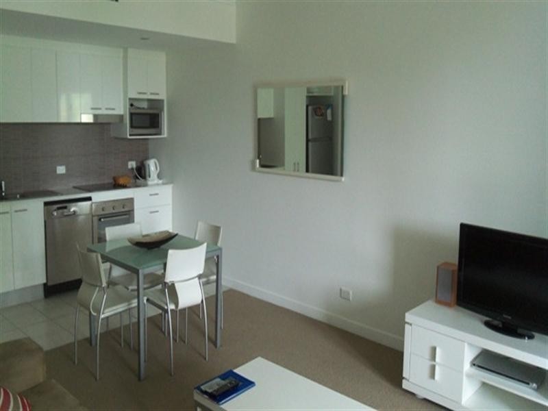 33 T E Peters Drive, Broadbeach Waters QLD 4218