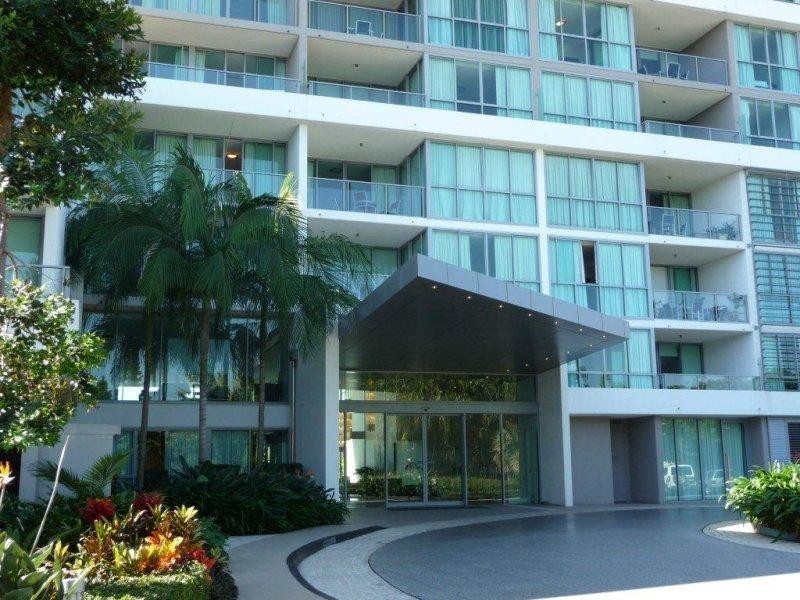 33 T E Peters Drive, Broadbeach Waters QLD 4218