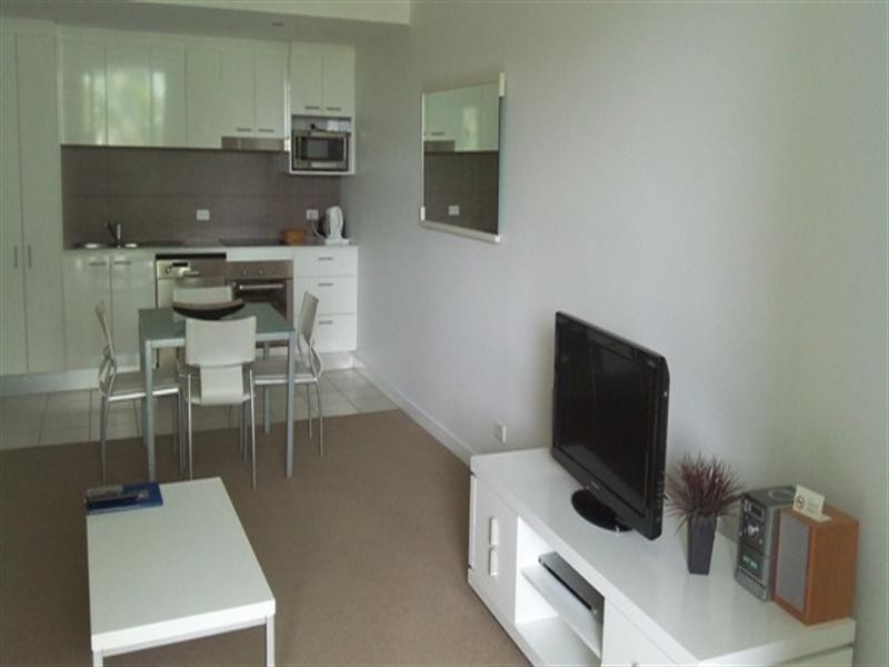 33 T E Peters Drive, Broadbeach Waters QLD 4218