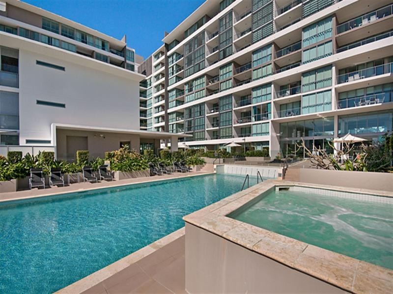 33 T E Peters Drive, Broadbeach Waters QLD 4218
