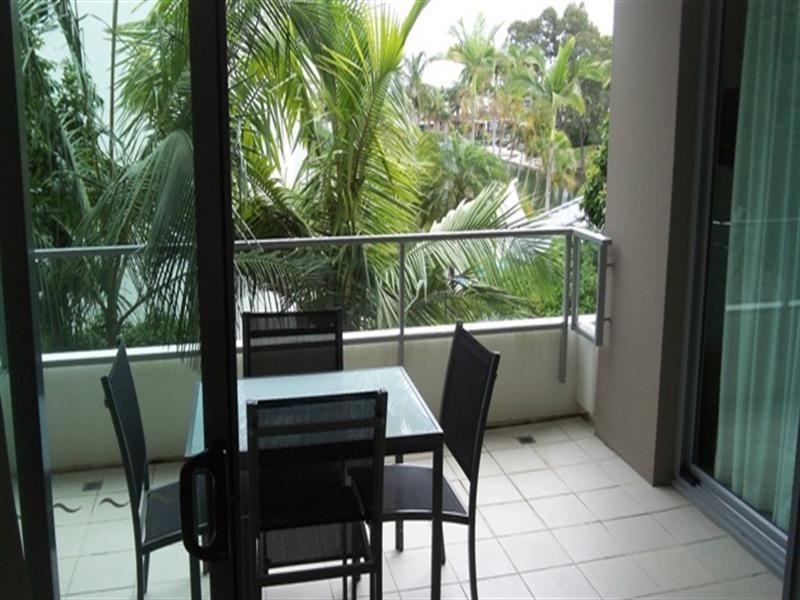 33 T E Peters Drive, Broadbeach Waters QLD 4218