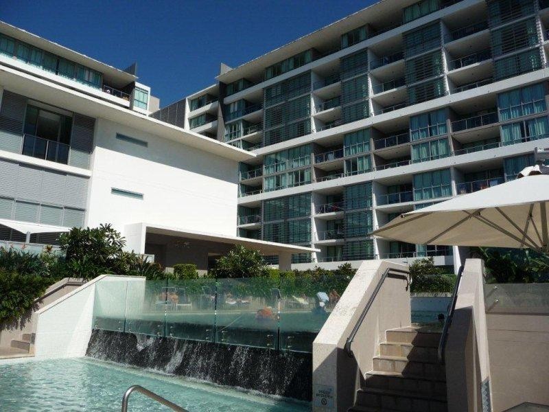 33 T E Peters Drive, Broadbeach Waters QLD 4218