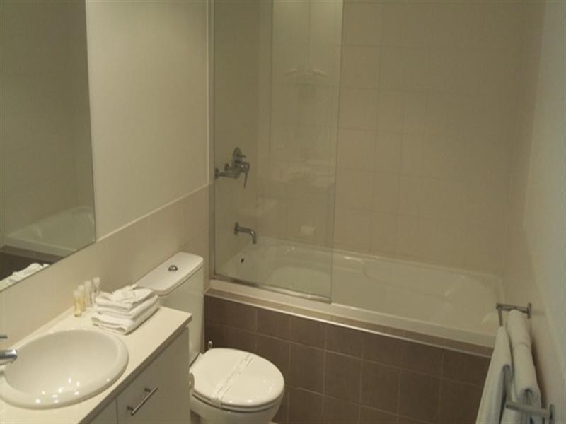 33 T E Peters Drive, Broadbeach Waters QLD 4218