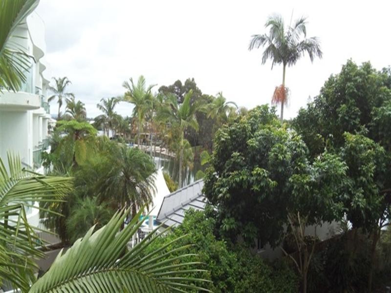 33 T E Peters Drive, Broadbeach Waters QLD 4218