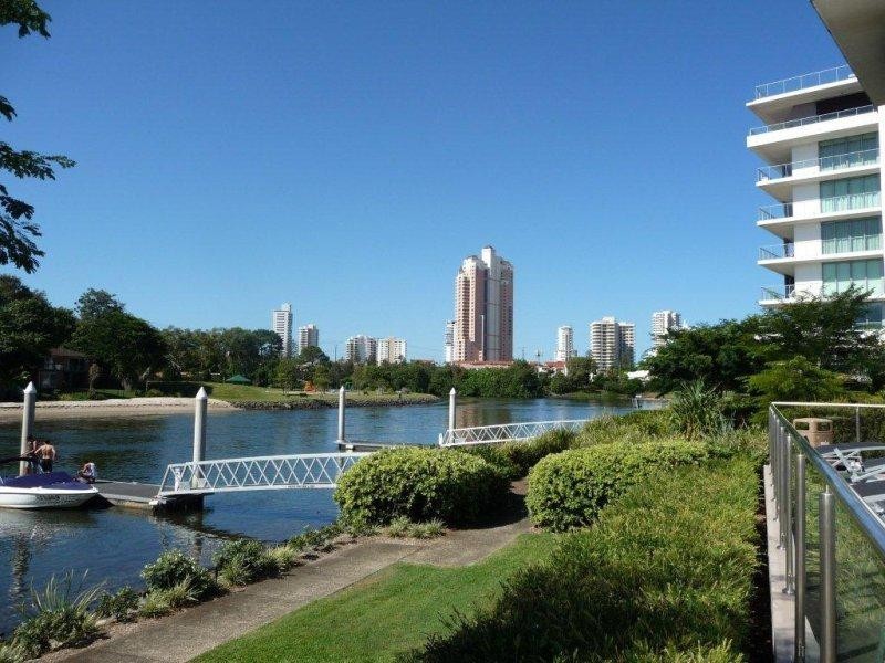 33 T E Peters Drive, Broadbeach Waters QLD 4218