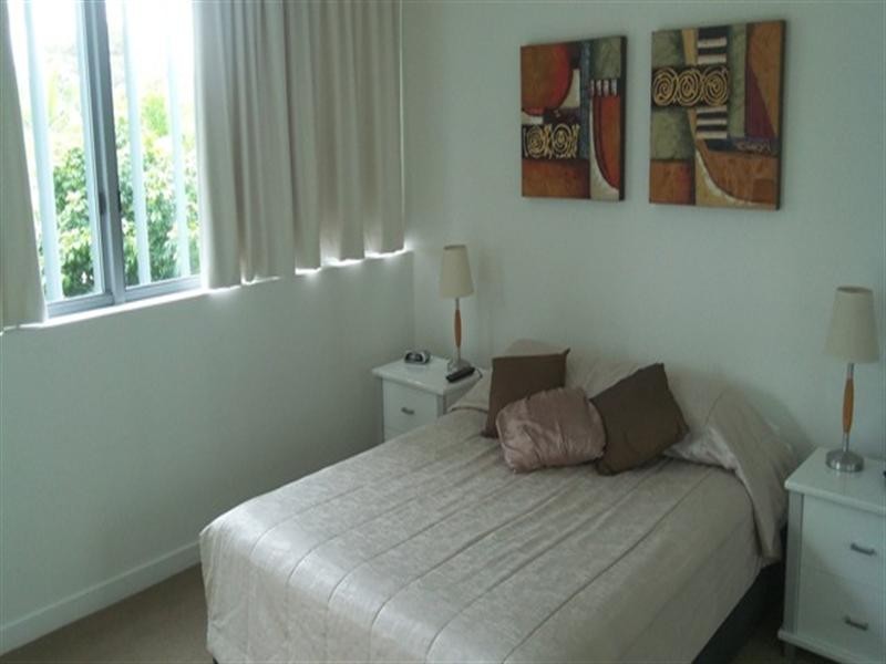 33 T E Peters Drive, Broadbeach Waters QLD 4218