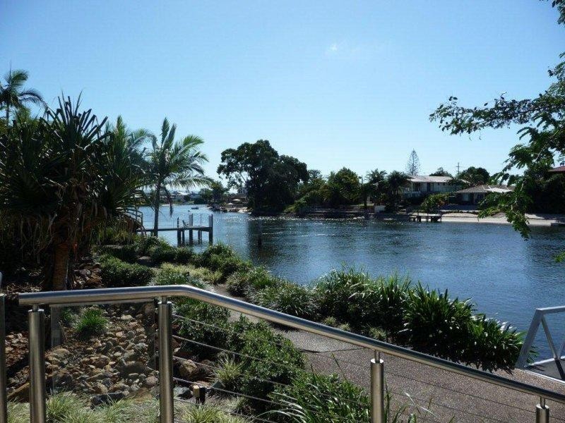 33 T E Peters Drive, Broadbeach Waters QLD 4218
