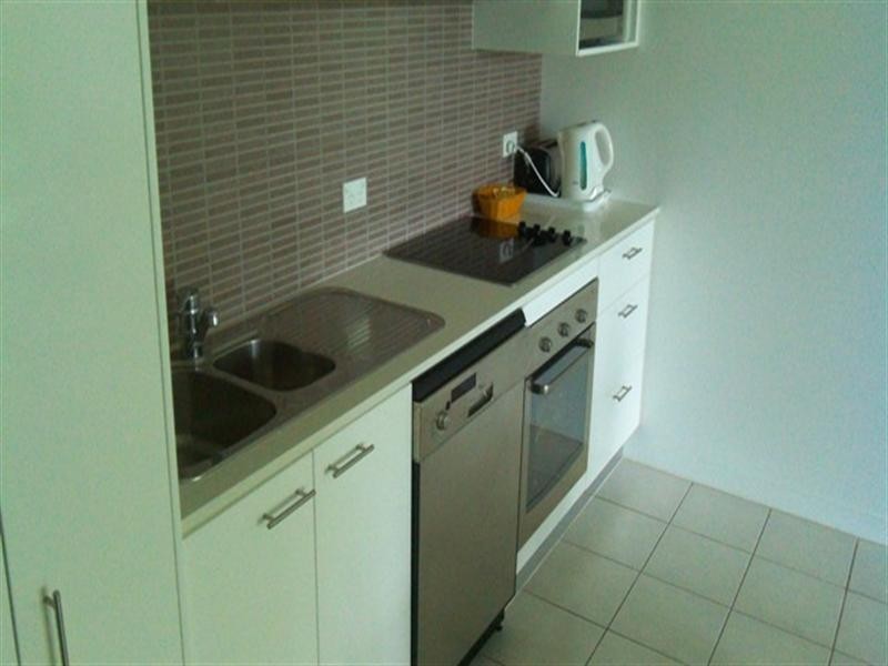 33 T E Peters Drive, Broadbeach Waters QLD 4218