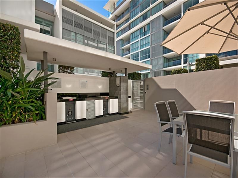 33 T E Peters Drive, Broadbeach Waters QLD 4218