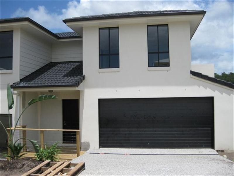 5A Maslin Chase, Pacific Pines QLD 4211