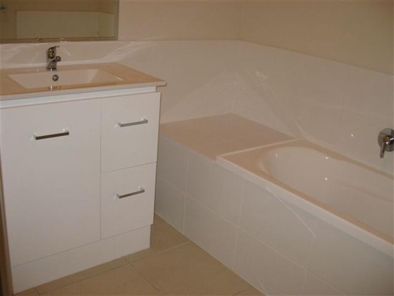 5A Maslin Chase, Pacific Pines QLD 4211