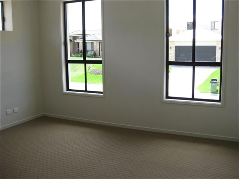 5A Maslin Chase, Pacific Pines QLD 4211