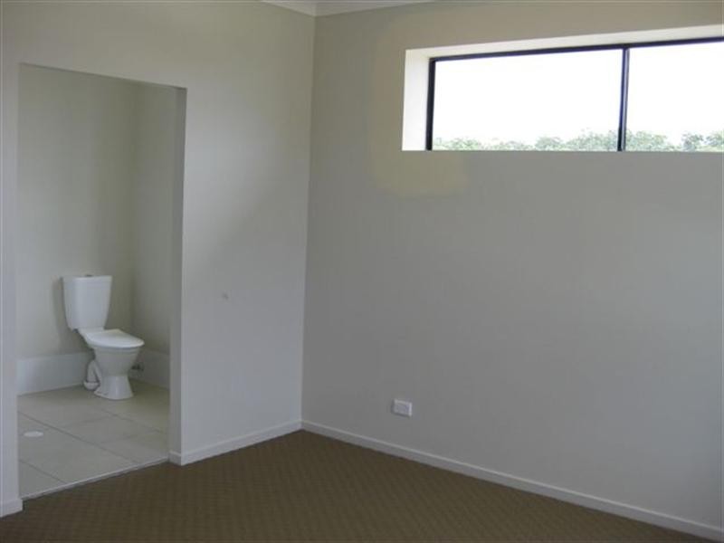 5A Maslin Chase, Pacific Pines QLD 4211