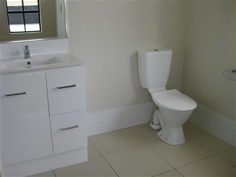 5A Maslin Chase, Pacific Pines QLD 4211