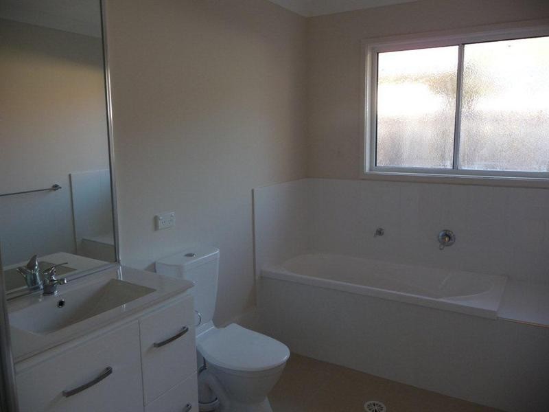 1/16 Bellinger Key, Pacific Pines QLD 4211