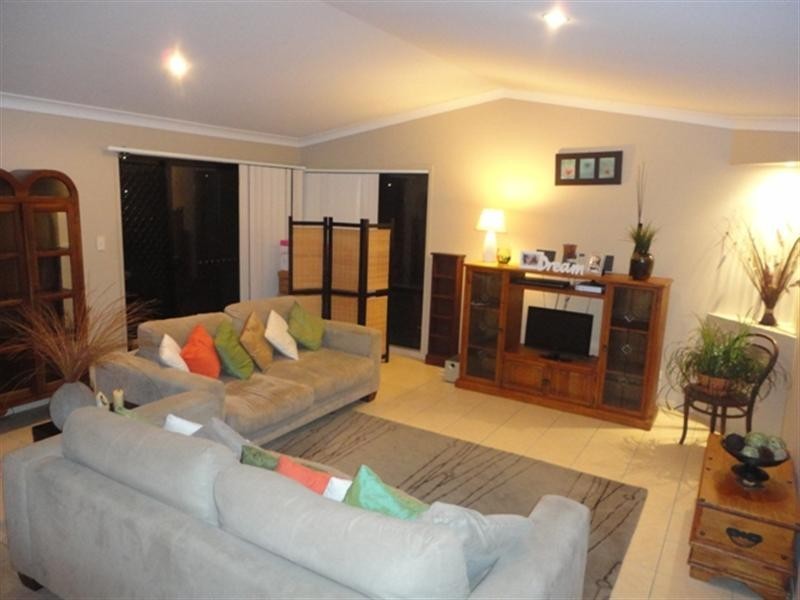 1 Coonowrin Street, Pacific Pines QLD 4211