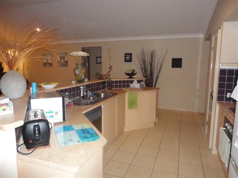 1 Coonowrin Street, Pacific Pines QLD 4211