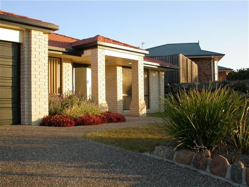 1 Coonowrin Street, Pacific Pines QLD 4211