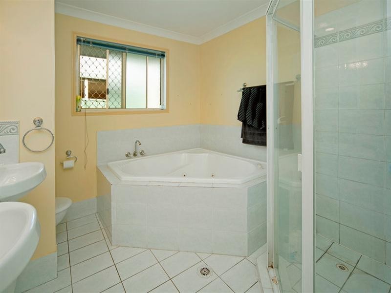 8 Balranald Court, Helensvale QLD 4212