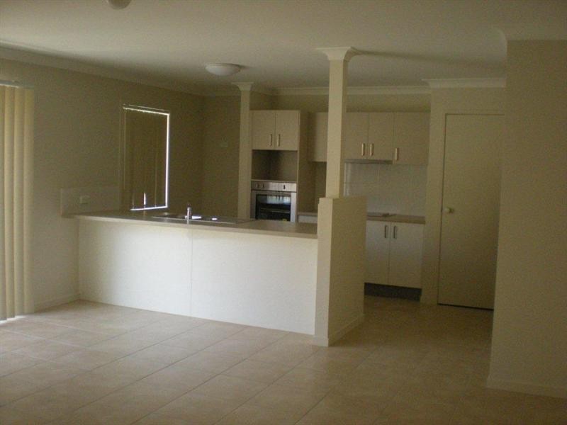 2/24 Faraday Crescent, Pacific Pines QLD 4211