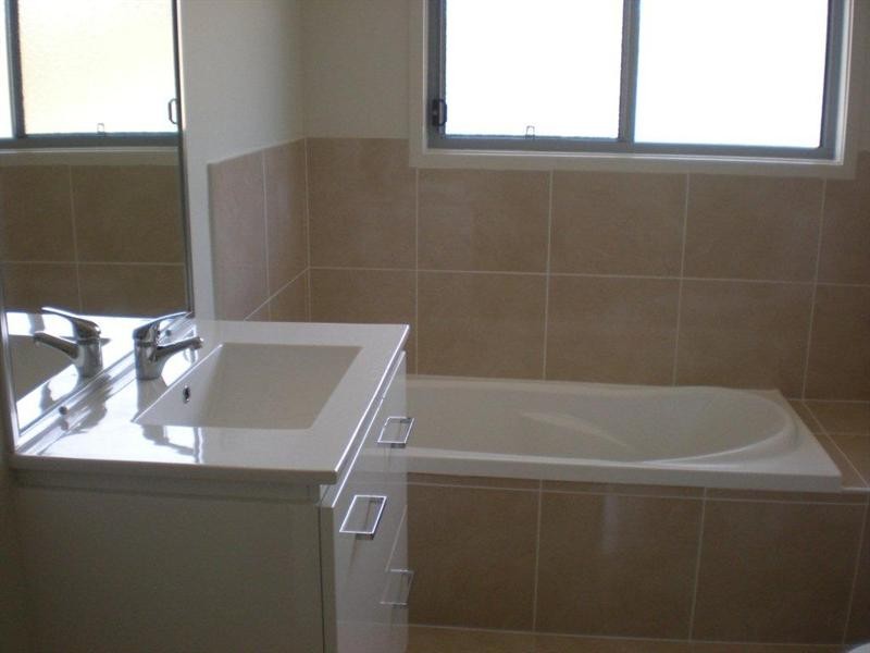 2/24 Faraday Crescent, Pacific Pines QLD 4211