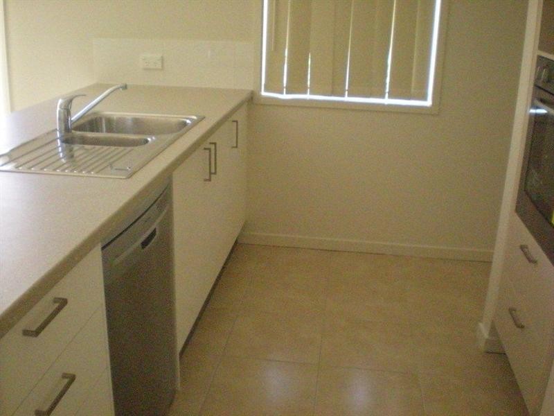 2/24 Faraday Crescent, Pacific Pines QLD 4211