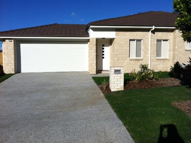 1/8 Bayrick Street, Pacific Pines QLD 4211